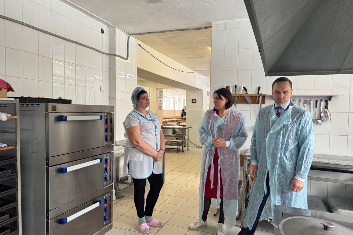 Депутат «Единой России» Александр Ремета помог обновить кухонное оборудование в школе Семикаракорского района