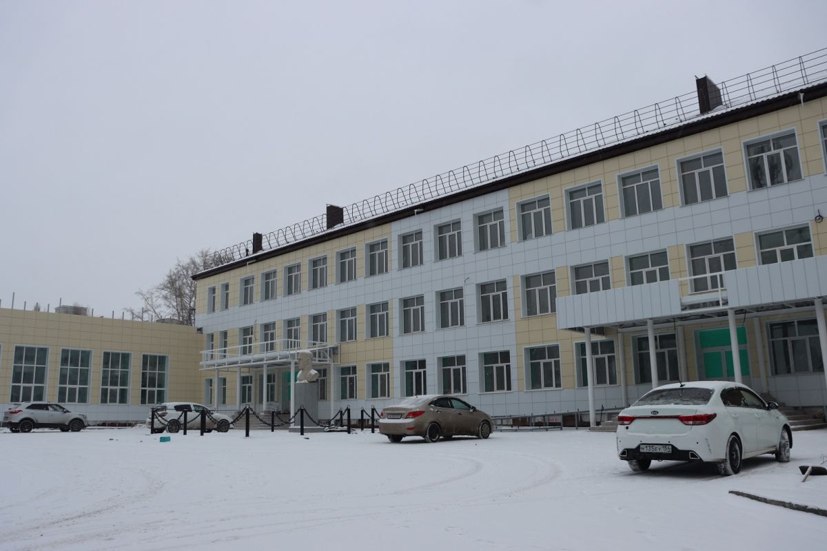 Депутат Госдумы Оксана Фадина проверила ход капитального ремонта омской школы №129