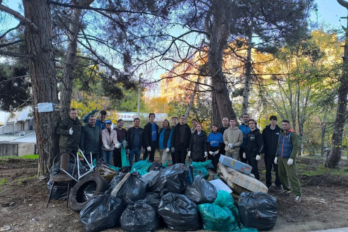 Активисты и депутаты «Единой России» провели субботник в Ленинском районе Севастополя