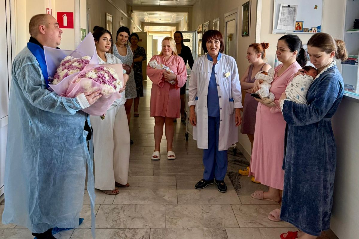 «Единая Россия» поздравила женщин с Днём матери