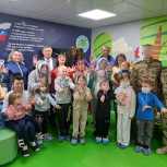 Единороссы передали игрушки пациентам детских больниц Свердловска