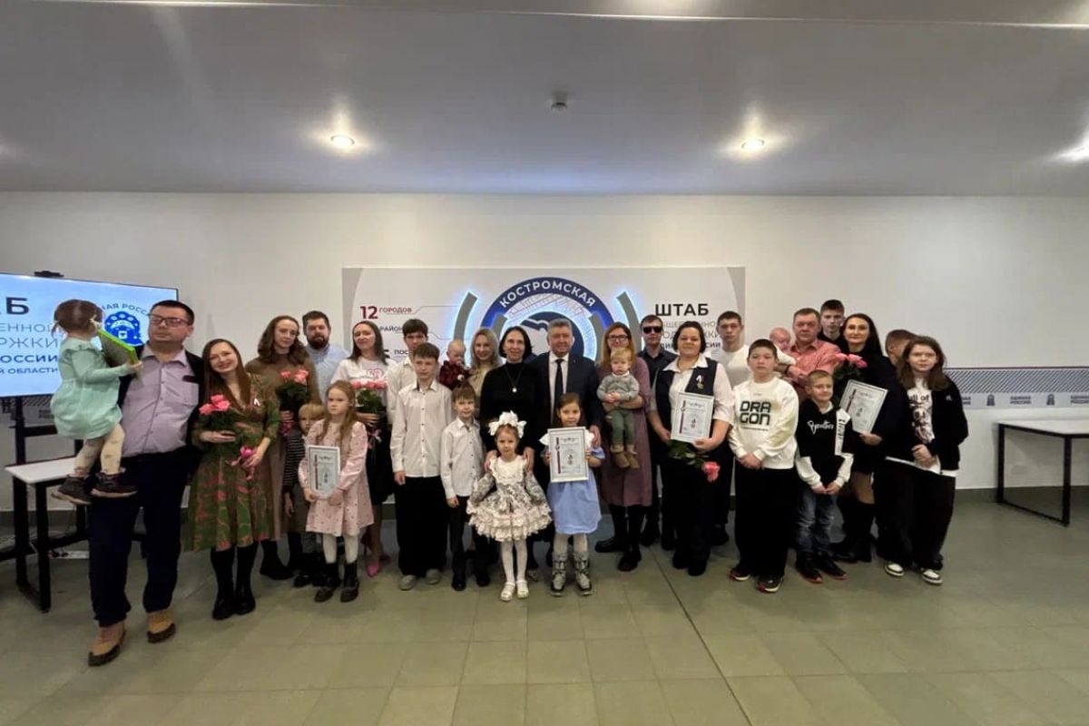 В преддверии праздника многодетным мамам вручили памятные медали