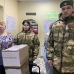 Активисты и сторонники Волжского района передали подарки детям в больницу