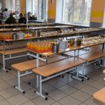 Депутаты «Единой России» помогли обновить мебель в школе и установить новый светофор на перекрестке