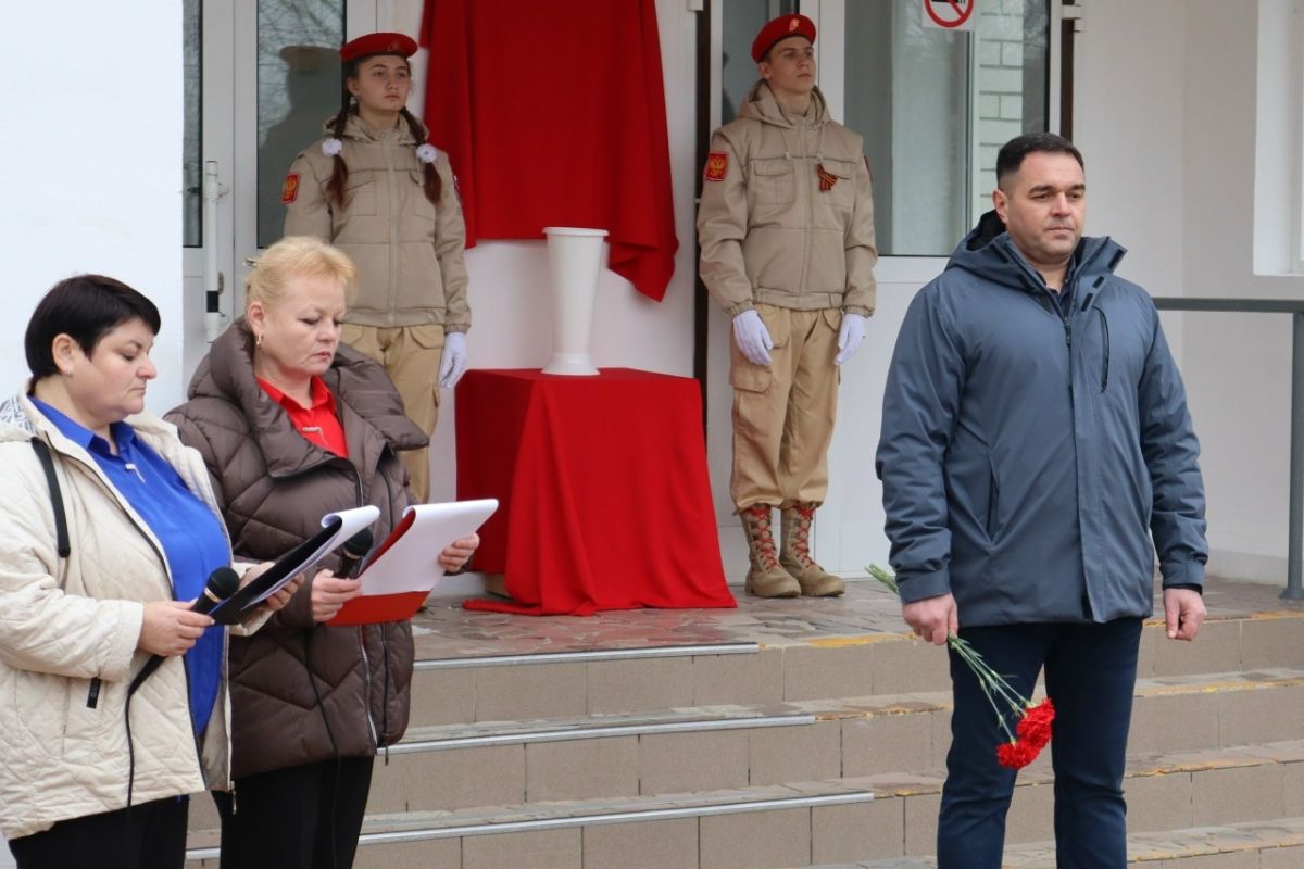 В Касимовском округе открыли мемориальную доску в честь погибшего участника СВО