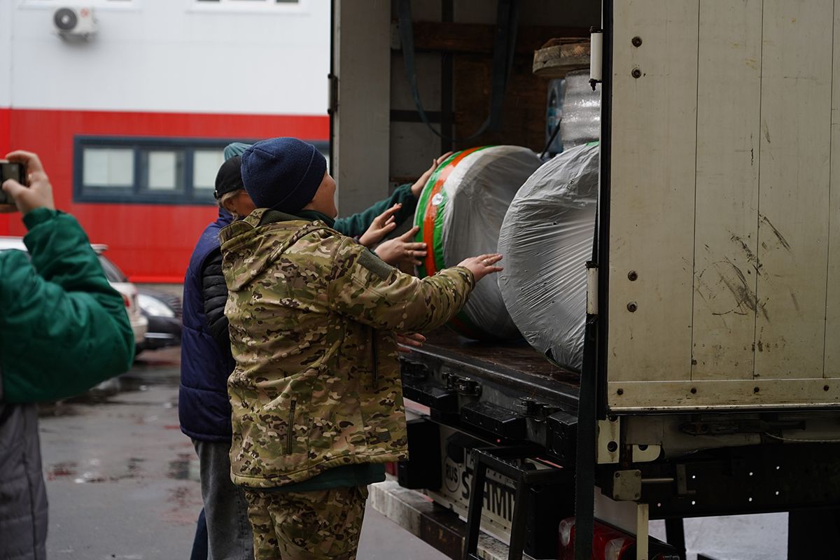 Генераторы, окопные свечи, маскировочные сети: «Единая Россия» отправила помощь бойцам СВО ко Дню народного единства