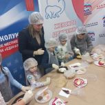 «Вкус заботы»: в Великих Луках дети участников СВО приготовили праздничные торты для своих мам