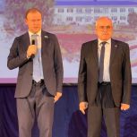 Евгений Старков поздравил коллектив центра социального обслуживания  в Артемовском