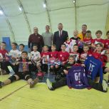 Вячеслав Брозовский вручил спортсменам Среднеуральска новую хоккейную форму