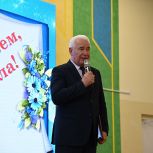 Виктор Якимов поздравил с 35-летием коллектив педагогов, учеников и родителей школы №34 в Каменске-Уральском