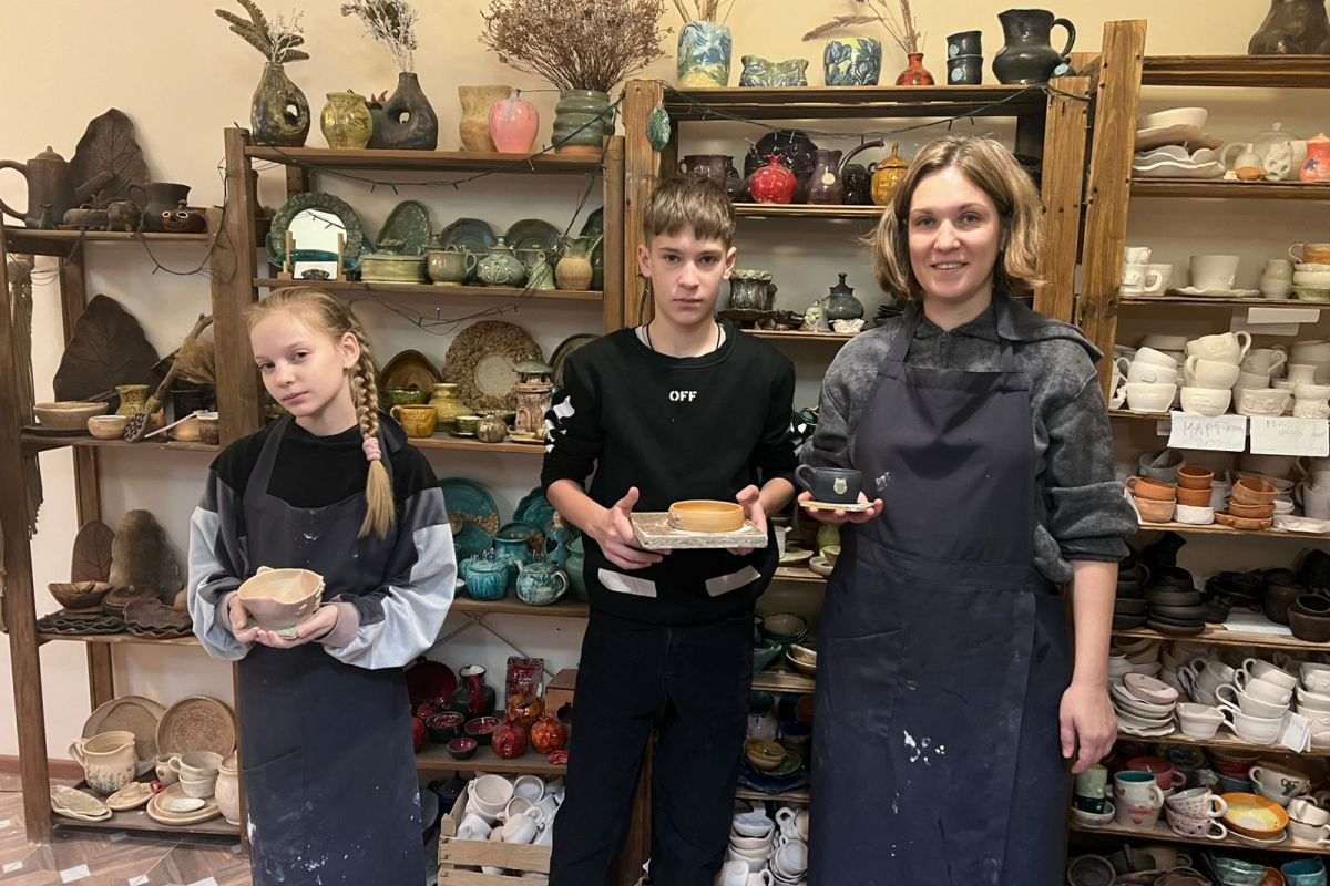 Многодетная семья Ледяйкиных посетила гончарную мастерскую в рамках акции «Ромашка желаний»