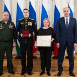 Денис Паслер вручил медаль «Золотая Звезда» Героя России семье погибшего участника СВО
