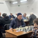 Депутат-единоросс Казбек Мутаев посетил Чемпионат РД по быстрым шахматам среди ветеранов и людей с ОВЗ