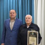 Кузбасские единороссы поздравили ветерана военной службы