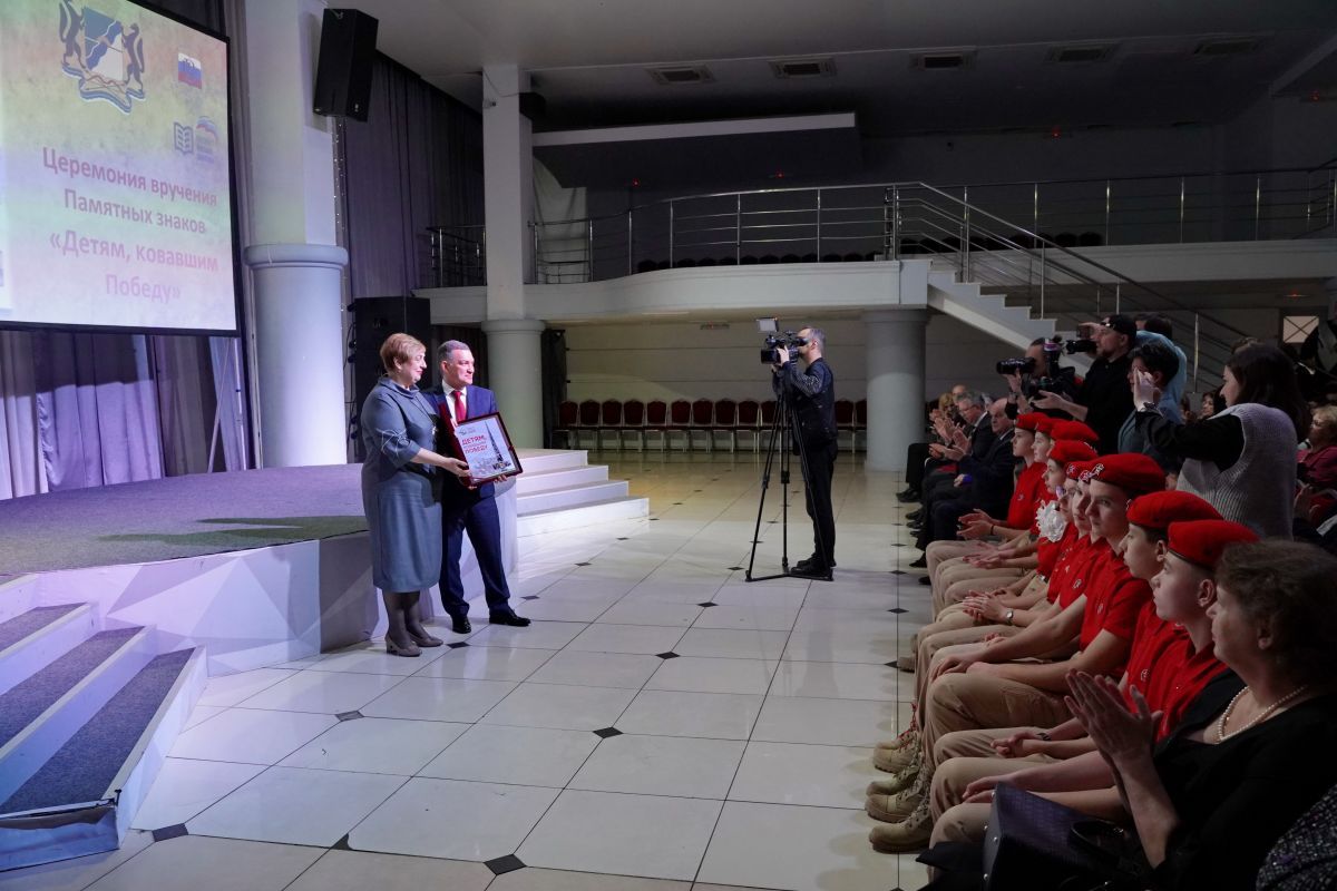 В Новосибирске единороссы вручили памятные знаки «Детям, ковавшим Победу»