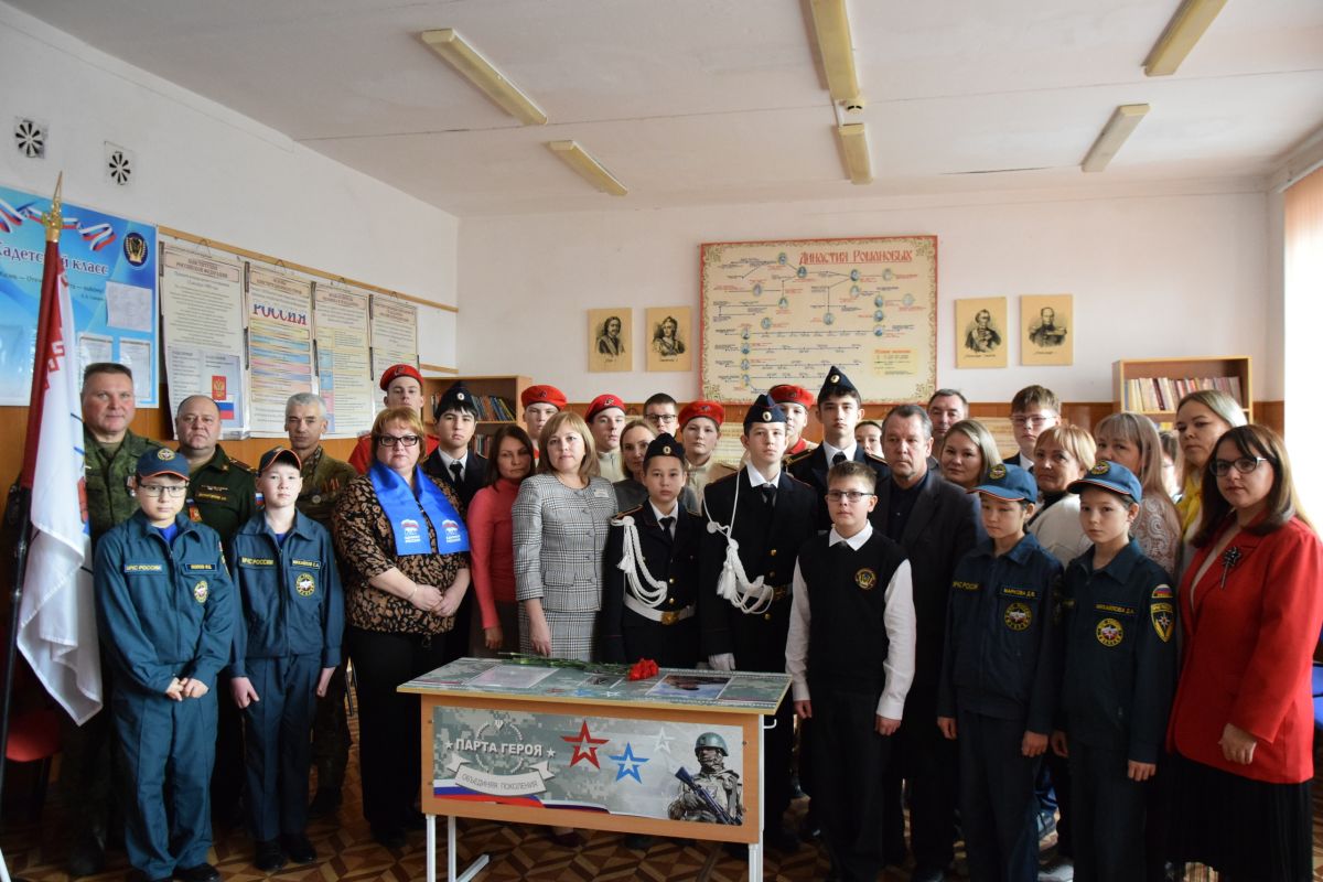 В Звениговском лицее установили Парту Героя в честь Дмитрия Тихонова