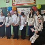 В Избербаше школьники устроили праздник для технического персонала ко Дню матери