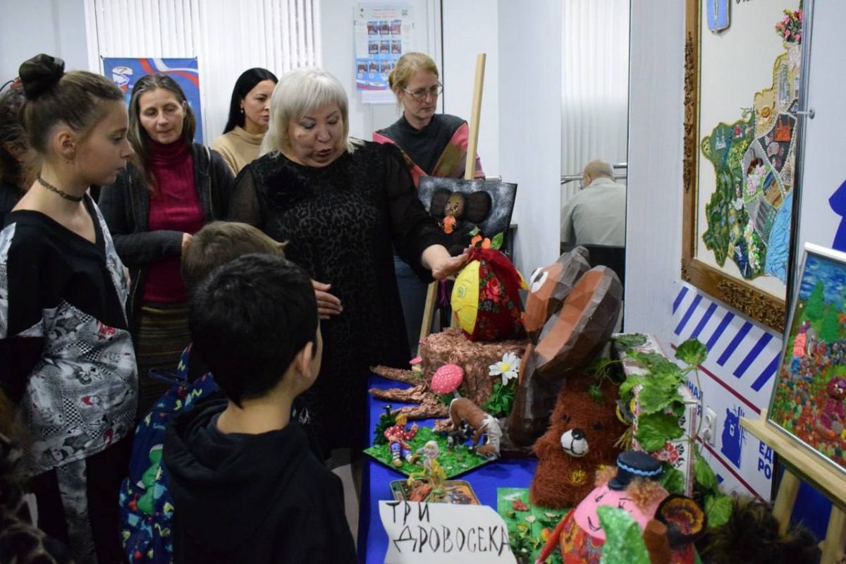 В штабе общественной поддержки «Единой России» детям показали выставку сказочных героев