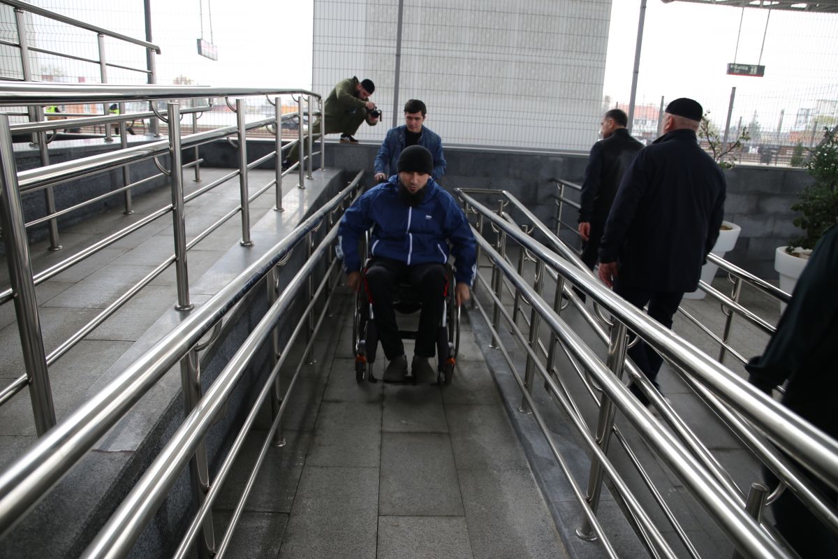 «Единая Россия» проверила доступность нового ЖД-вокзала Грозного для маломобильных граждан