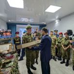 Депутат Госдумы передал кузбасским юнармейцам макет автомата