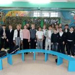 Школьники средней школы поселка Горный помогают плести маскировочные сети