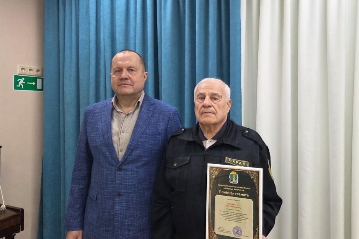 Кузбасские единороссы поздравили ветерана военной службы