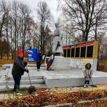 В Долгоруковском районе единороссы убрали территорию возле памятника воинам Великой Отечественной войны