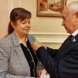 Вячеслав Погудин наградил волонтера регулярно участвующего в сборе дополнительной помощи для бойцов СВО