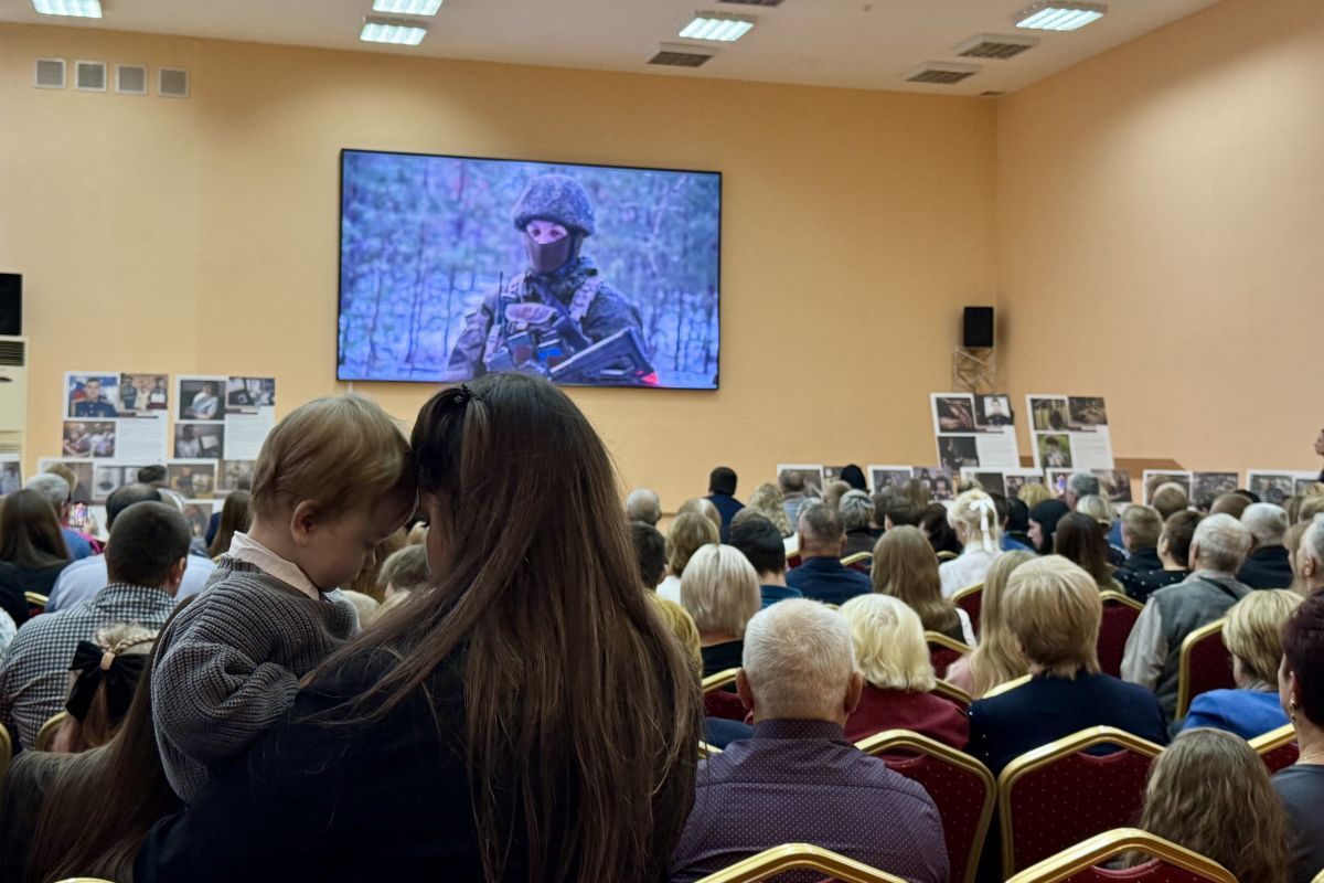 На фото – героические династии. «Единая Россия» открыла в Смоленске выставку «Мы помним ваши имена…»