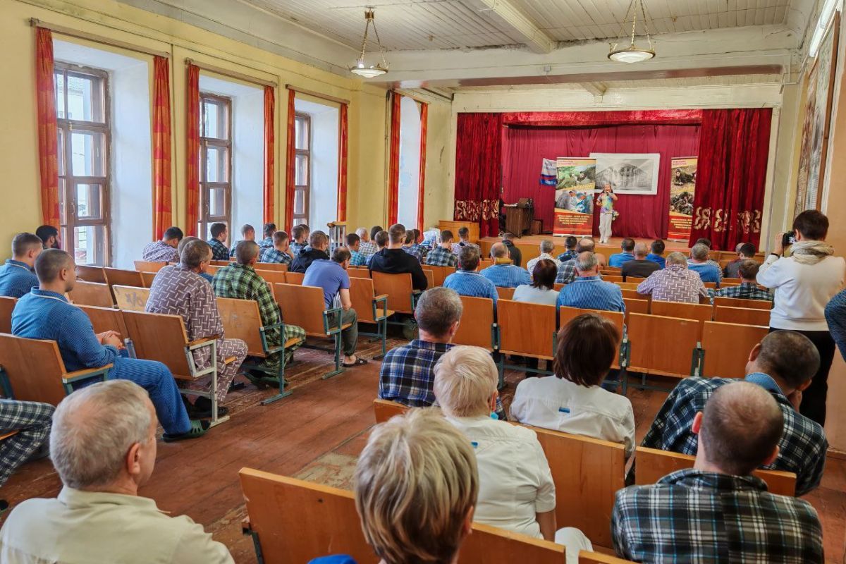 «Единая Россия» поздравила с Днем народного единства участников спецоперации в госпитале