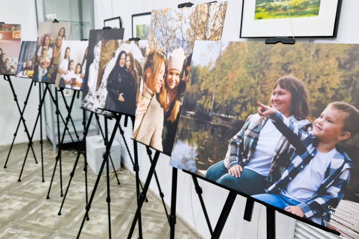 «Единая Россия» открыла в Нефтеюганске фотовыставку об участниках СВО и их родных