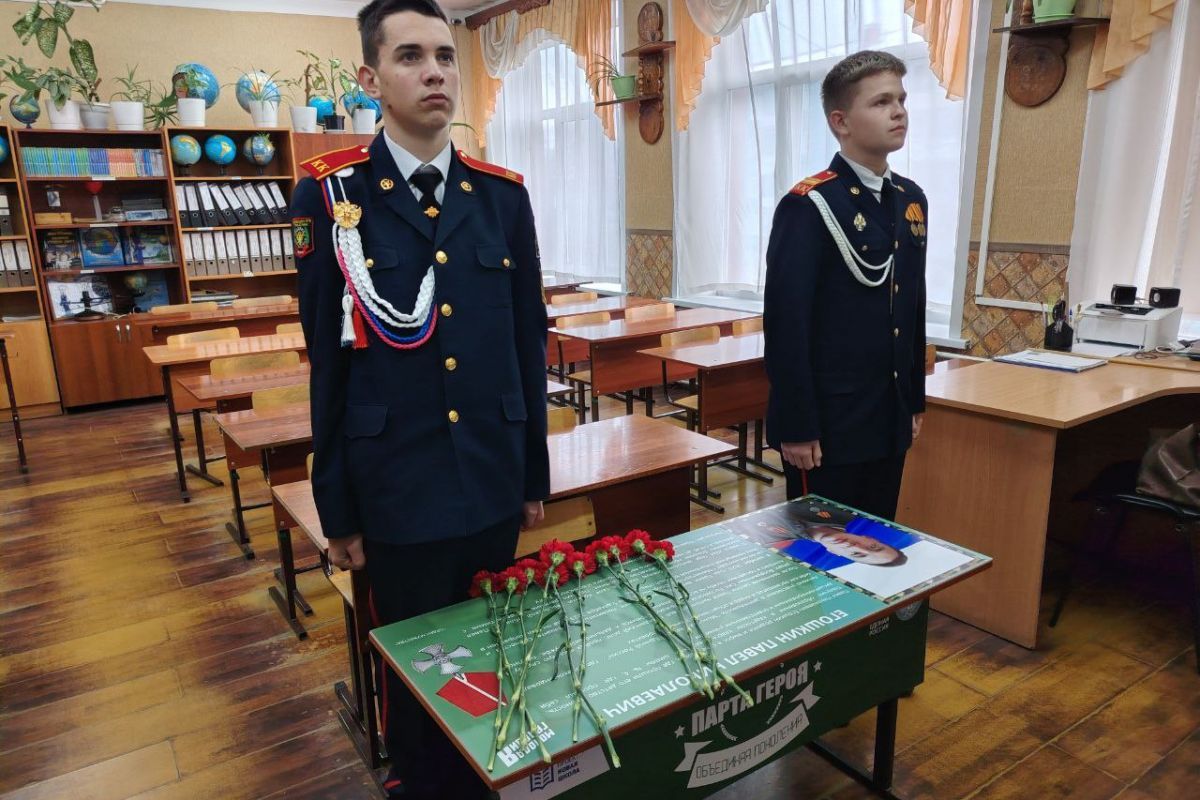 В Горно-Алтайске «Единая Россия» установила Парту Героя в память о молодогвардейце, Герое СВО