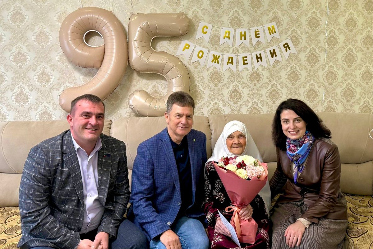 Единороссы Нижнекамского района поздравили землячку с 95-летием