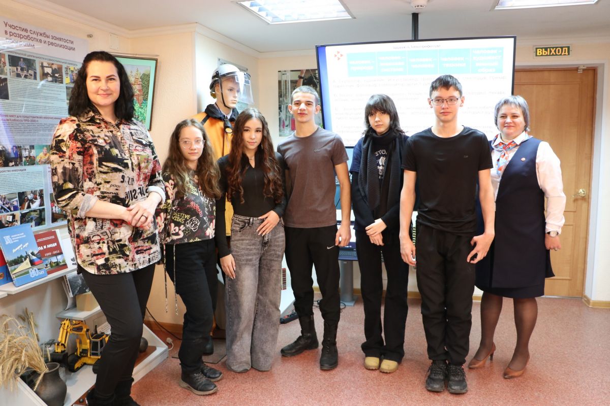 Кемеровские единороссы рассказали школьникам о выборе профессии