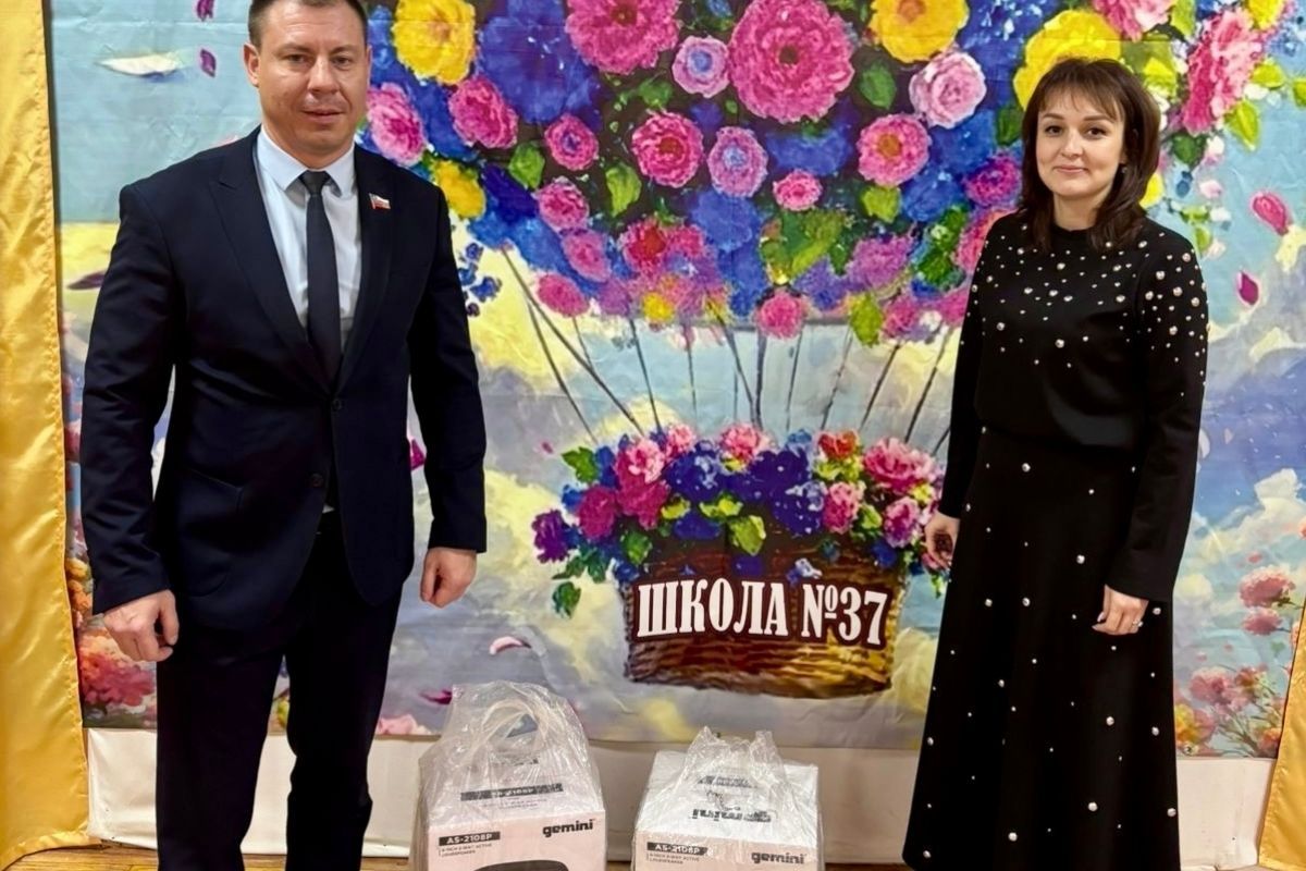 Передача оборудования школам, отправка гумгрузов на Донбасс и благоустройство детских площадок: «Единая Россия» ведёт системную работу по исполнению наказов жителей в регионах