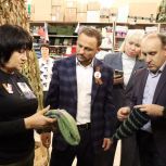 Единороссы передали волонтёрам Кемерово материалы для плетения маскировочных сетей