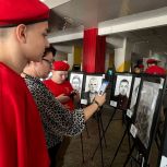 В Черниговском округе в рамках партпроекта «Историческая память» открылась передвижная выставка «Портрет героя»