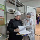 Партийный десант: Тазовские активисты «Единой России» контролируют, чем кормят юных северян в детских садах