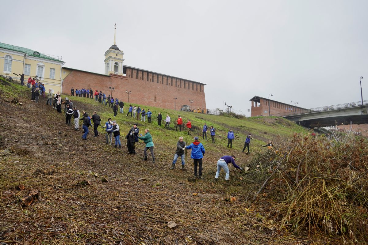 На берегу Днепра кипит работа. В рамках проекта «Единой России» продолжают наводить порядок в Смоленске