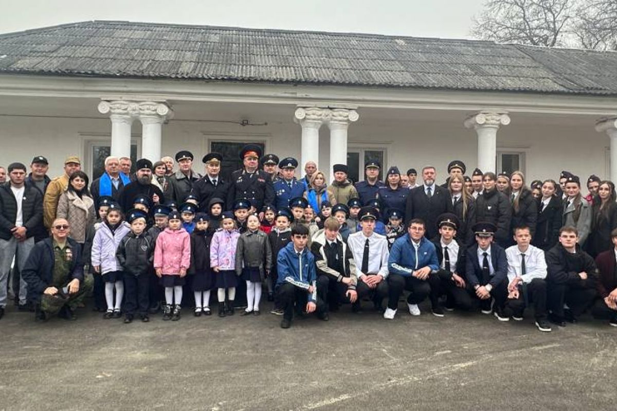 «Единая Россия» высадила Аллею Памяти и осмотрела школу после капитального ремонта