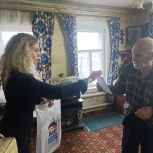 Единороссы Клепиковского района поздравили долгожителя с 95-летием