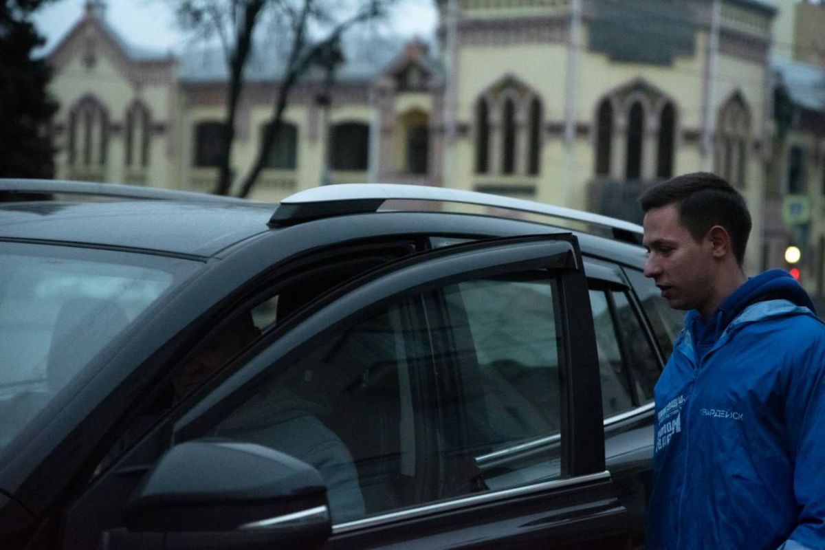 Молодогвардейцы борются с автонарушителями