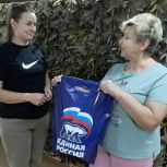 Активисты «Единой России» поздравили сибирячек с Днем матери