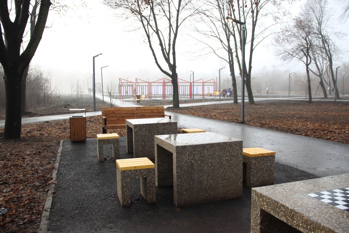 При поддержке «Единой России» обновлённый городской парк открылся в Красном Луче (ЛНР)