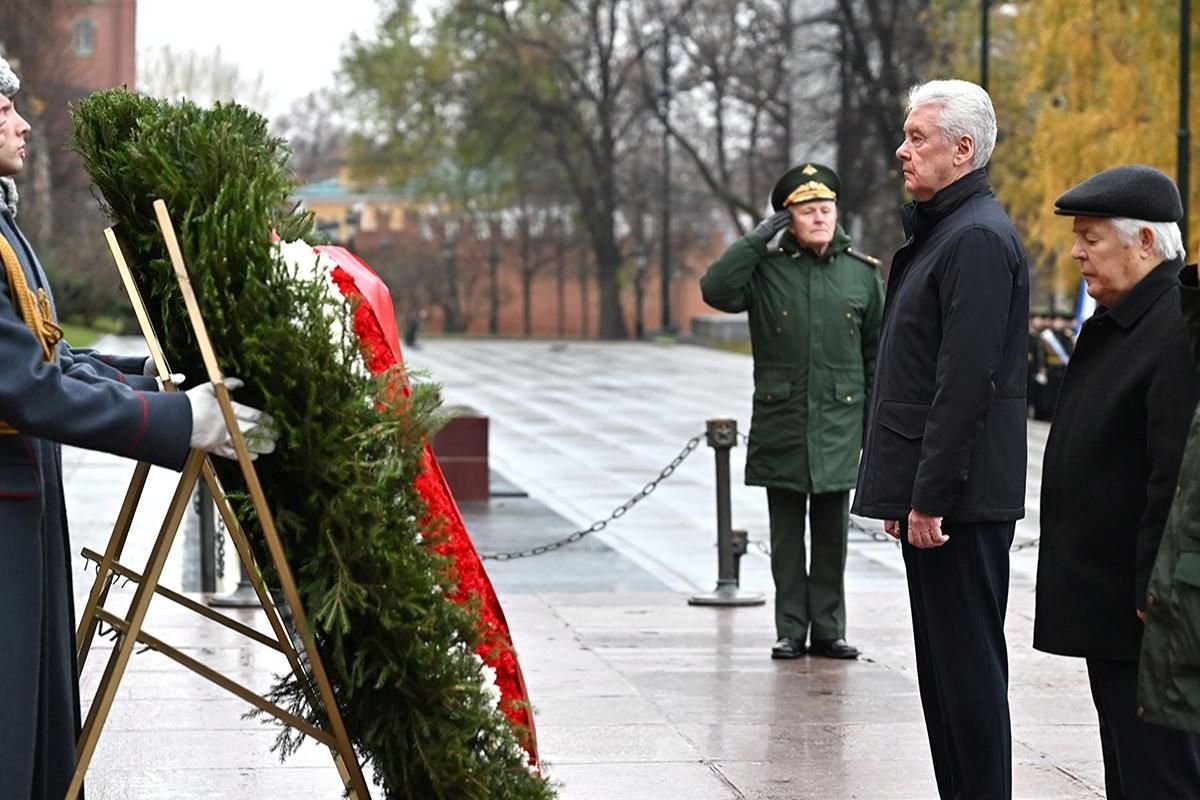 Сергей Собянин возложил венки к Могиле Неизвестного Солдата в память о параде 1941 года