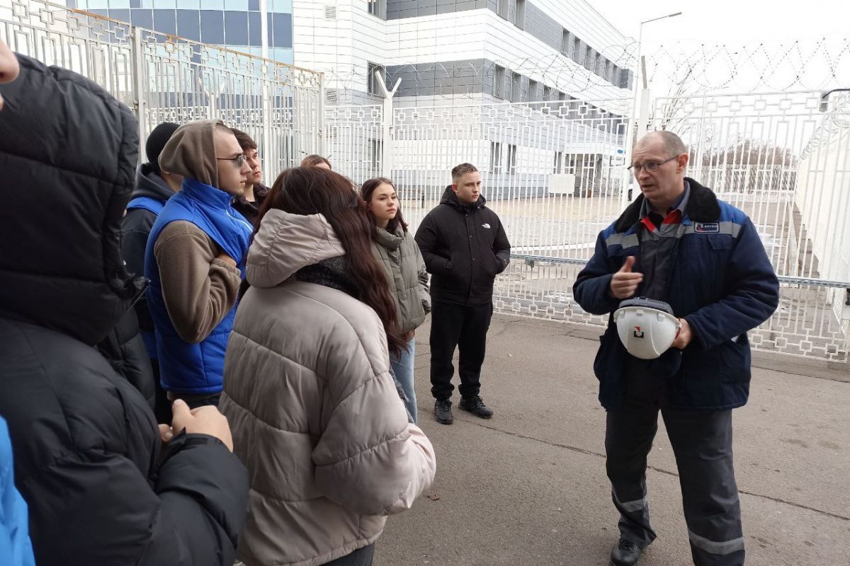 «Единая Россия» провела для молодёжи Красноярска профориентационную экскурсию на промышленное предприятие