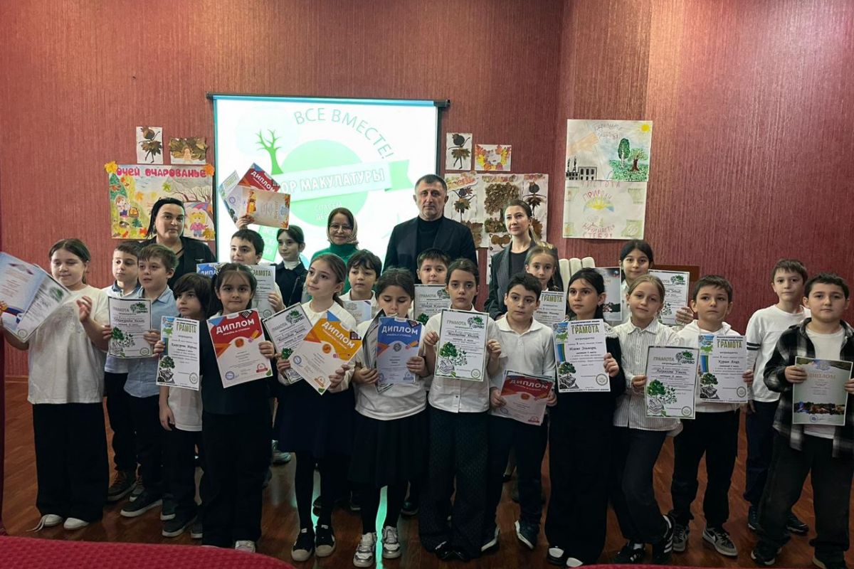 Депутат Дайтбек Сайпов посетил столичную гимназию «Сахаб» и наградил юных экоактивистов