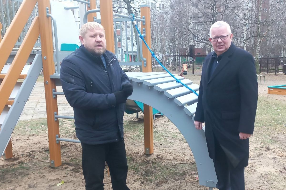 В Архангельске городские власти продолжают системную работу по установке современных уличных детских площадок