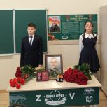 По инициативе «Единой России» во владикавказской школе N 11 открыта "Парта Героя" — выпускника школы Альберта Бадзиева