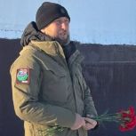 При участии «Единой России» в Магадане установили памятную доску Герою СВО